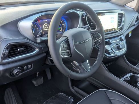 New 2026 Chrysler Pacifica Limited image 10