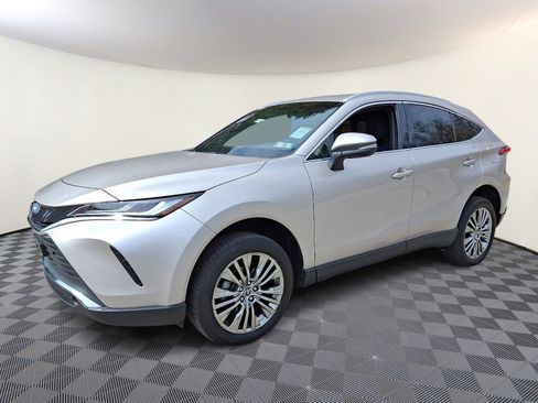 Used 2023 Toyota Venza XLE image 3