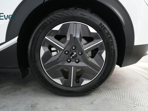 Used 2025 Kia EV6 Light RWD image 9