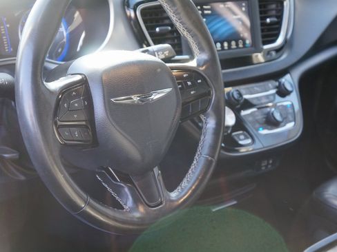 Used 2020 Chrysler Pacifica Touring-L w/ S Appearance Package image 13