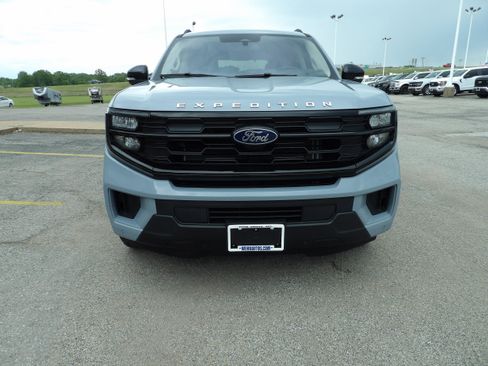 Used 2025 Ford Expedition Active AWD/4WD image 3