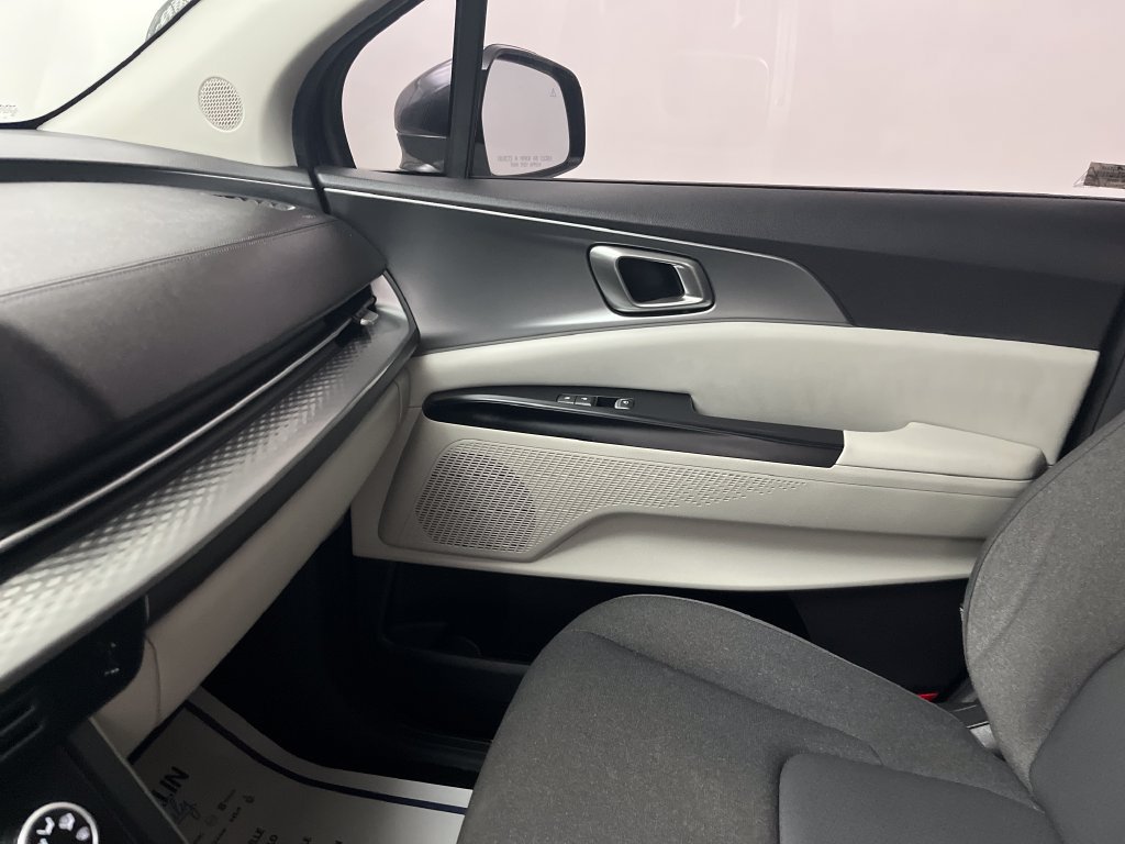 Used 2023 Kia Carnival LX FWD image 23