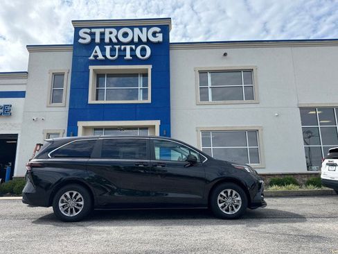 Used 2025 Toyota Sienna LE FWD image 16