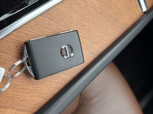 Used 2023 Volvo XC90 B5 Plus image 34