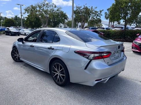 Used 2022 Toyota Camry SE image 4