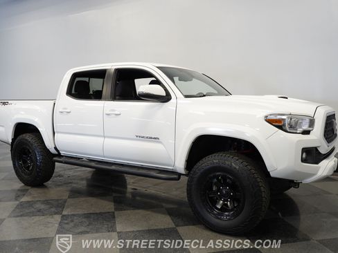 Used 2018 Toyota Tacoma TRD Sport w/ Technology Package RWD image 16