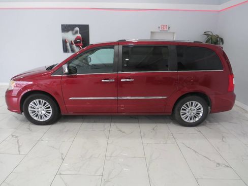 Used 2013 Chrysler Town & Country Limited w/ Luxury Group image 6
