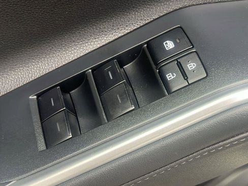 Used 2022 Toyota Highlander LE AWD/4WD image 10