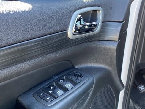 Used 2020 Jeep Grand Cherokee Laredo image 12