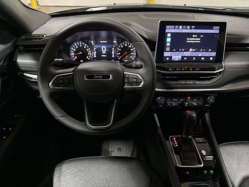 Used 2025 Jeep Compass Trailhawk AWD/4WD image 11