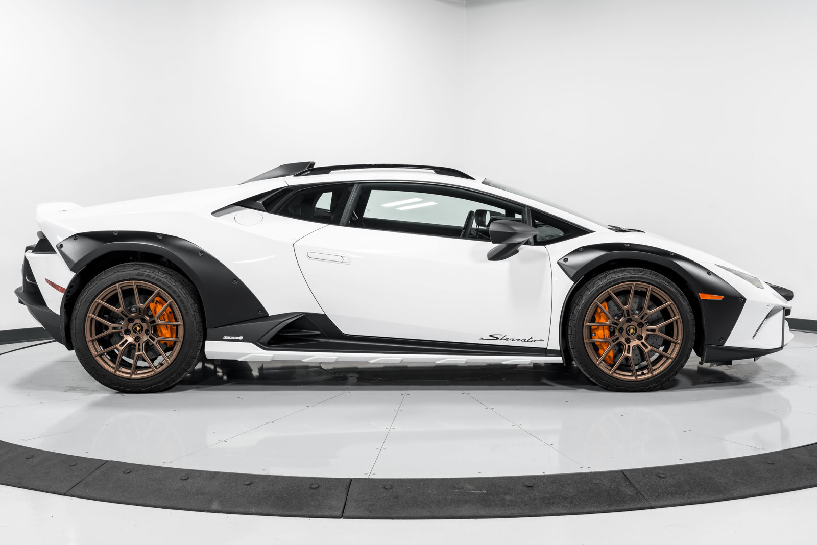 Used 2023 Lamborghini Huracan Sterrato AWD/4WD image 2