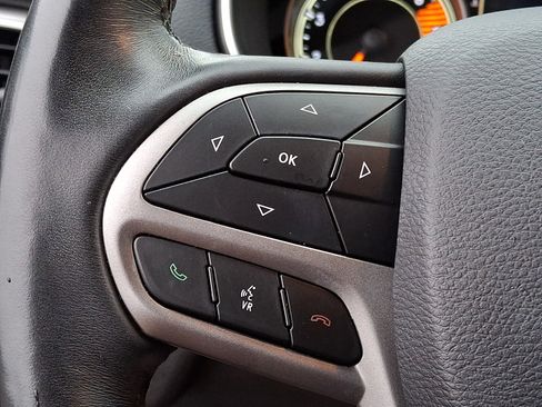 Used 2019 Jeep Cherokee Latitude Plus w/ Cold Weather Group AWD/4WD image 23