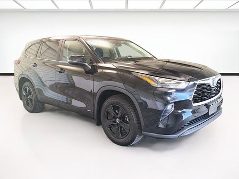 Used 2023 Toyota Highlander LE AWD/4WD image 3