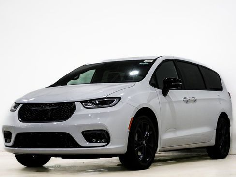 New 2026 Chrysler Pacifica Select AWD/4WD image 3