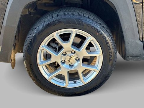 Used 2023 Jeep Renegade Latitude w/ Premium Group AWD/4WD image 16