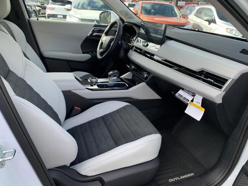 New 2025 Mitsubishi Outlander SE image 23