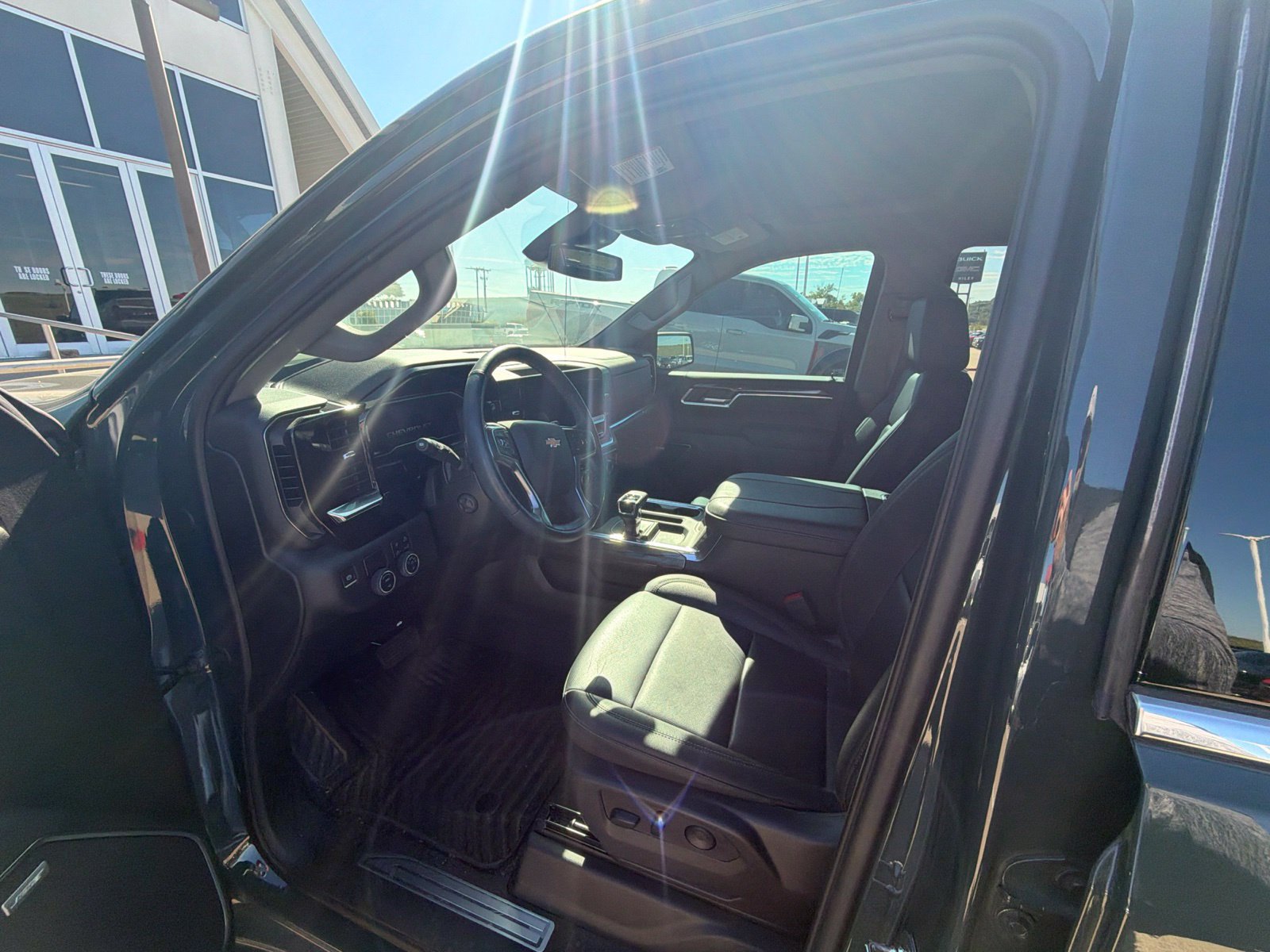 Used 2025 Chevrolet Silverado 1500 LTZ RWD image 5