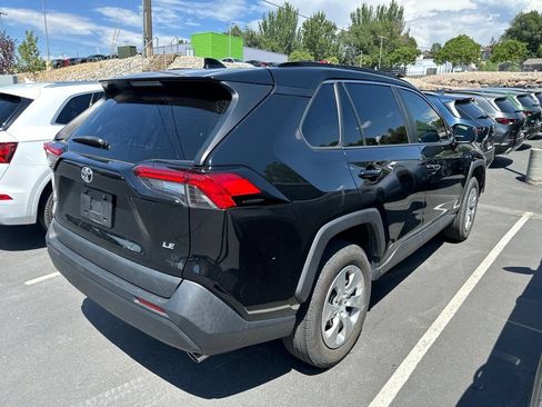 Used 2021 Toyota RAV4 LE FWD image 4
