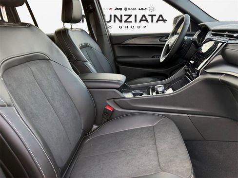 New 2025 Jeep Grand Cherokee Altitude image 16