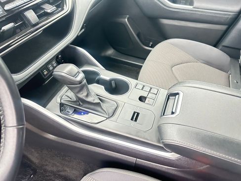 Used 2025 Toyota Highlander LE image 42