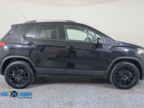 Used 2022 Chevrolet Trax LT w/ Midnight Edition AWD/4WD image 9