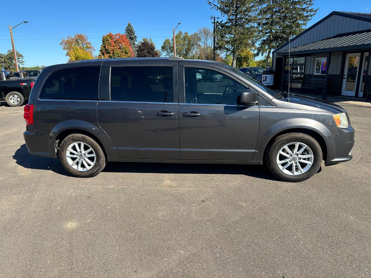 Used 2018 Dodge Grand Caravan SXT FWD image 3