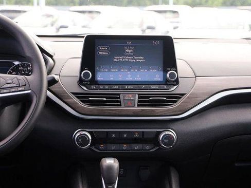 Used 2025 Nissan Altima 2.5 SV FWD image 23