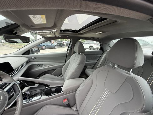 Used 2025 Hyundai Elantra SEL FWD image 28