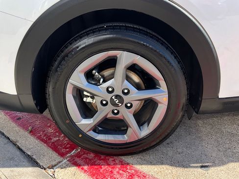 Used 2025 Kia K4 LXS image 9