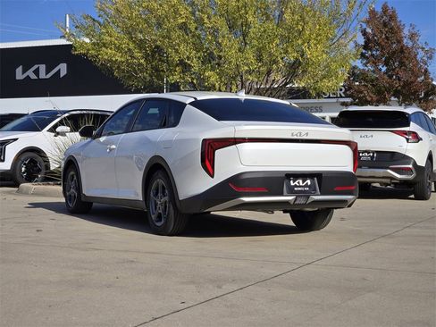 New 2025 Kia K4 LXS image 3