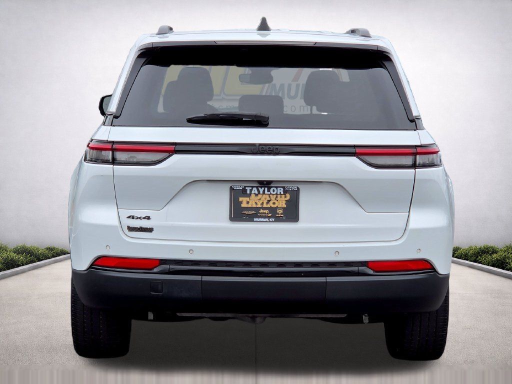 Used 2023 Jeep Grand Cherokee Altitude AWD/4WD image 6