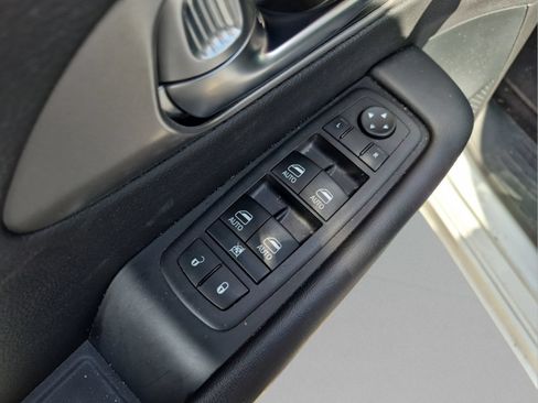 Used 2025 Chrysler Pacifica Select FWD image 16