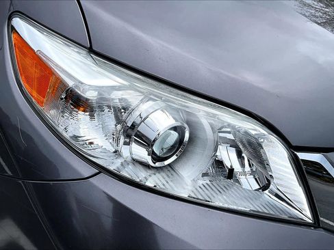 Used 2017 Toyota Sienna XLE image 27