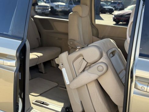 Used 2007 Hyundai Entourage Limited image 21