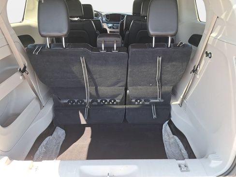 Certified 2023 Chrysler Pacifica Touring-L FWD image 14