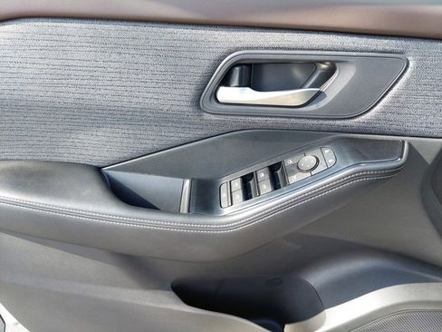 Used 2023 Nissan Rogue SV image 30