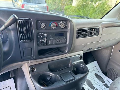 Used 2000 Chevrolet Express 2500 RWD image 10