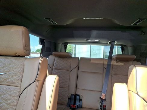 Used 2023 Cadillac Escalade Premium Luxury AWD/4WD image 13
