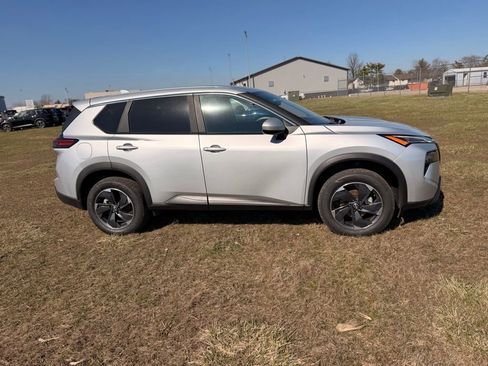 Certified 2025 Nissan Rogue SV image 4