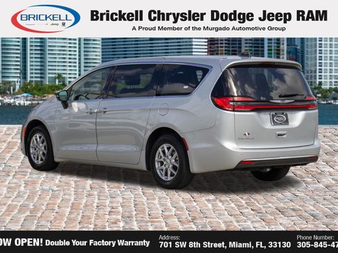 Used 2024 Chrysler Pacifica Touring-L FWD image 7
