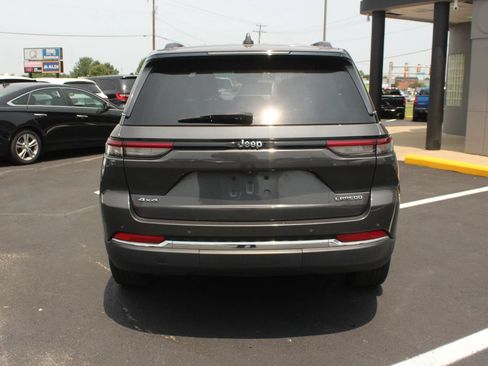 Used 2022 Jeep Grand Cherokee Laredo w/ Luxury Tech Group I AWD/4WD image 6
