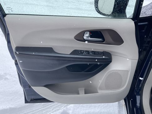 Used 2018 Chrysler Pacifica Touring-L image 12