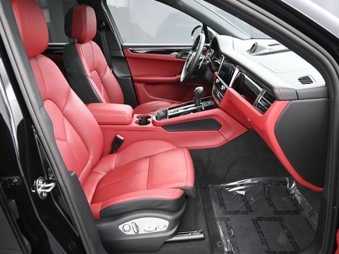 Certified 2025 Porsche Macan AWD/4WD image 30