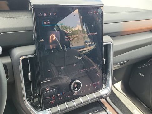Used 2025 GMC Yukon XL Denali AWD/4WD image 32