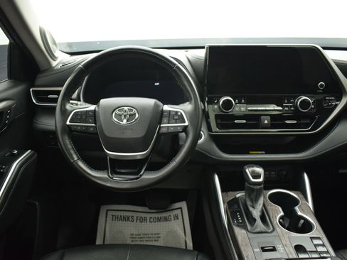 Used 2025 Toyota Highlander Limited AWD/4WD image 18