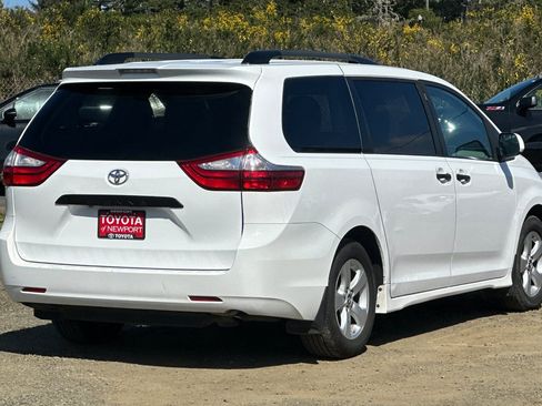 Used 2019 Toyota Sienna L FWD image 4