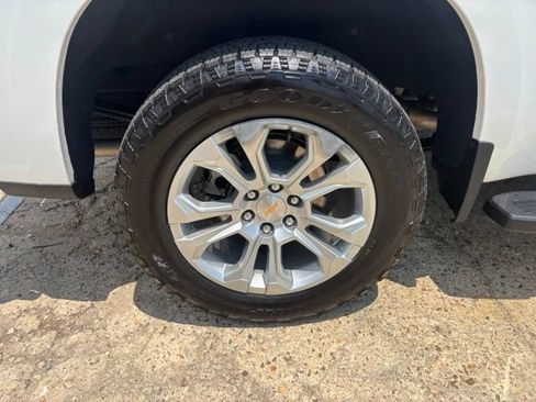 Used 2025 Chevrolet Silverado 1500 LTZ AWD/4WD image 9