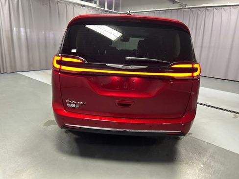 Used 2024 Chrysler Pacifica Touring-L image 6