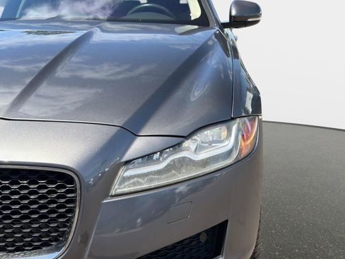 Used 2018 Jaguar XF Premium RWD image 9