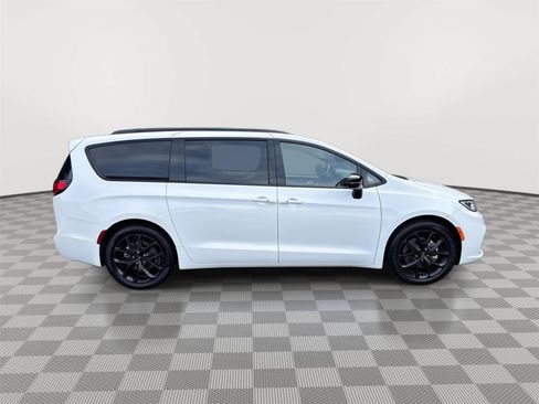 Used 2025 Chrysler Pacifica Limited FWD image 5